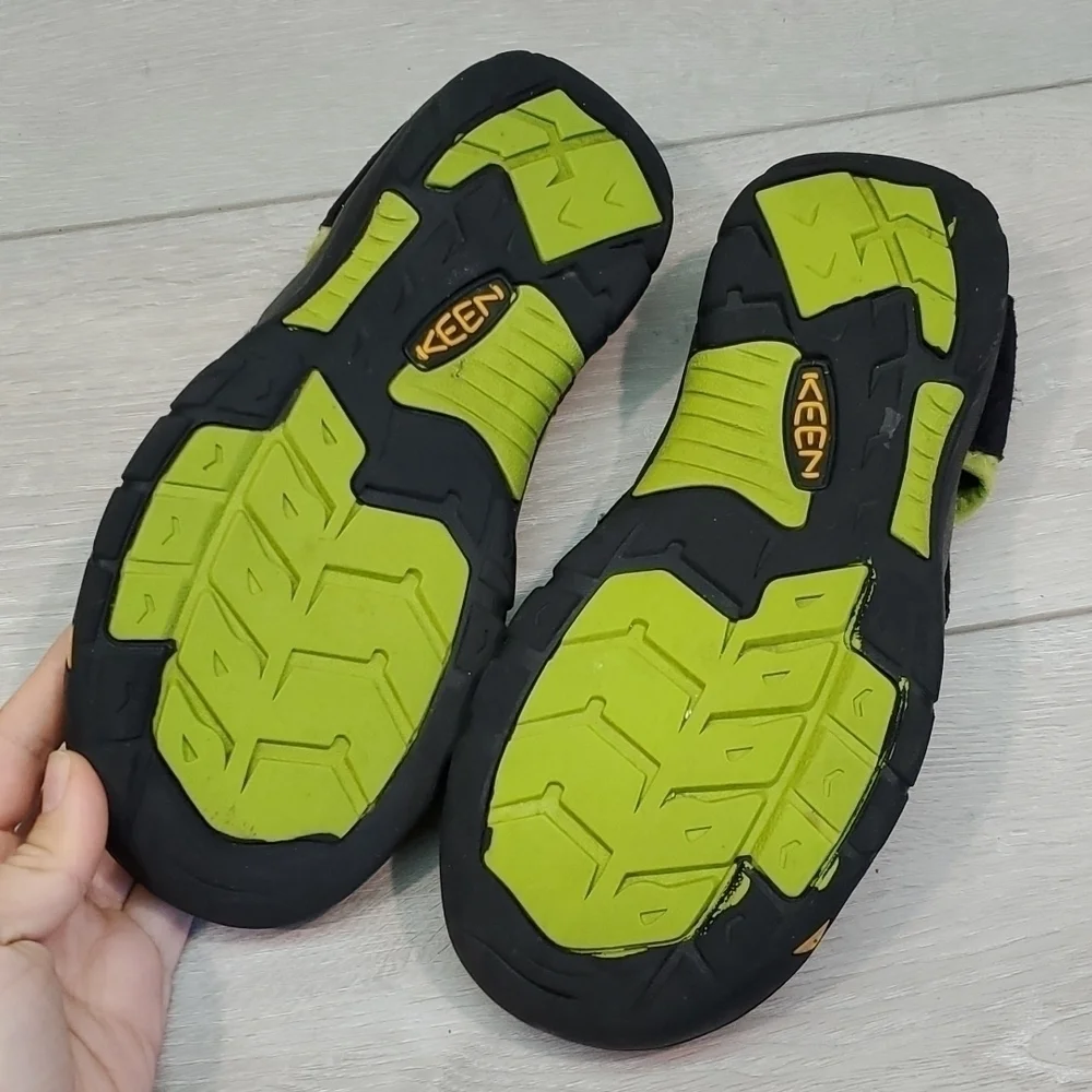 Keen Kids Big Boy Sandals Outdoor Hiking shoes sz 5